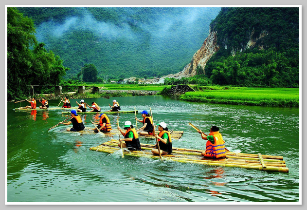 Chèo bè tre, tắm suối và đạp xe là hoạt động không thể bỏ qua khi đến Bản Lác 