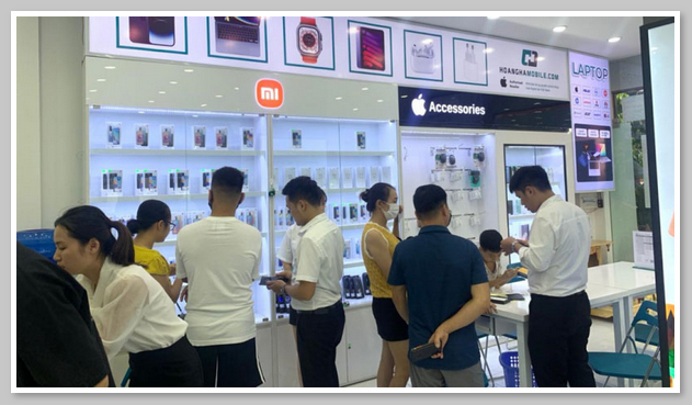 Nhân viên tại Hoàng Hà Mobile Hòa Bình tư vấn nhiệt tình 